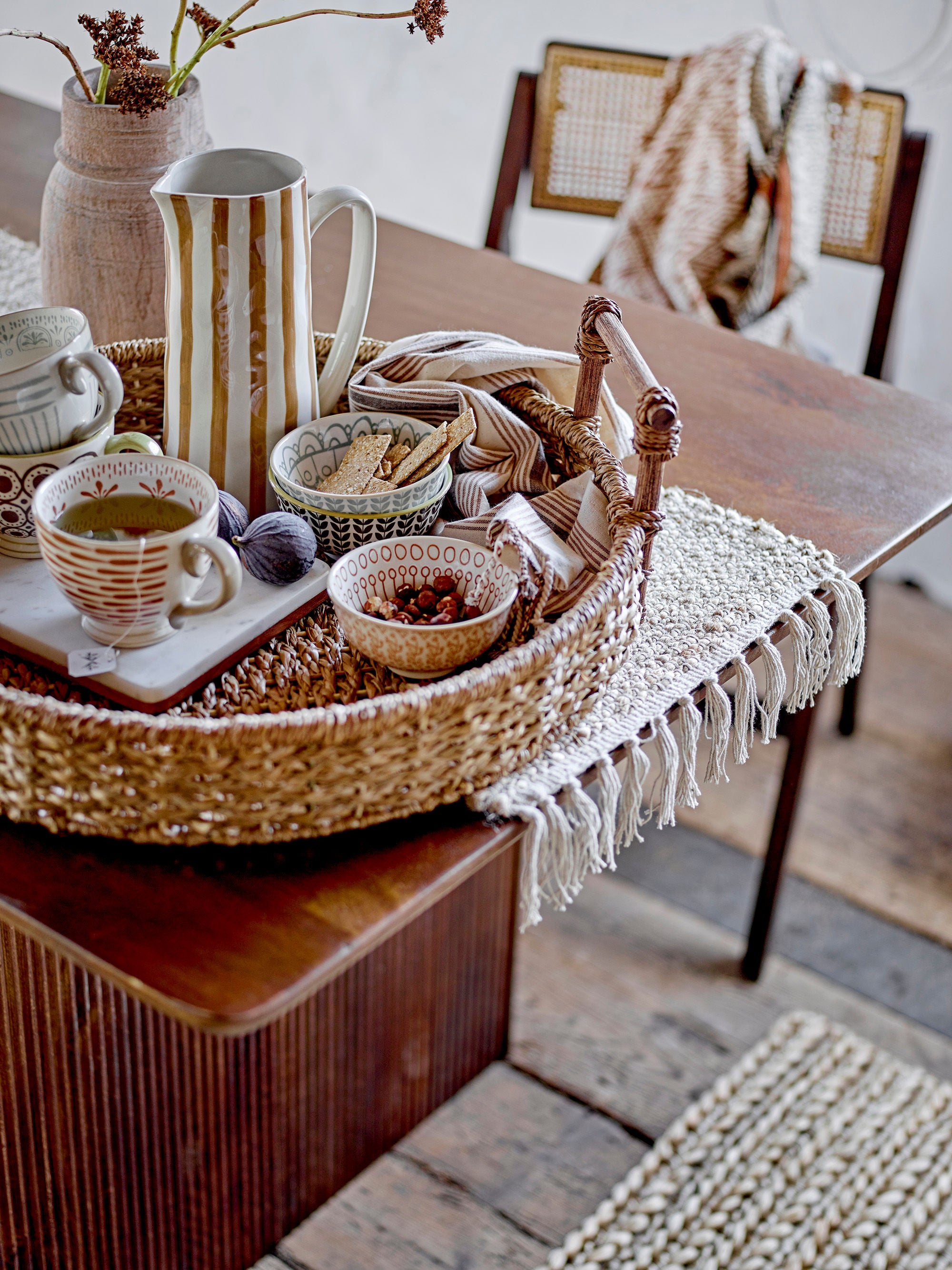 Krug Tiva – handbemaltes Steingut in verschiedenen Farben