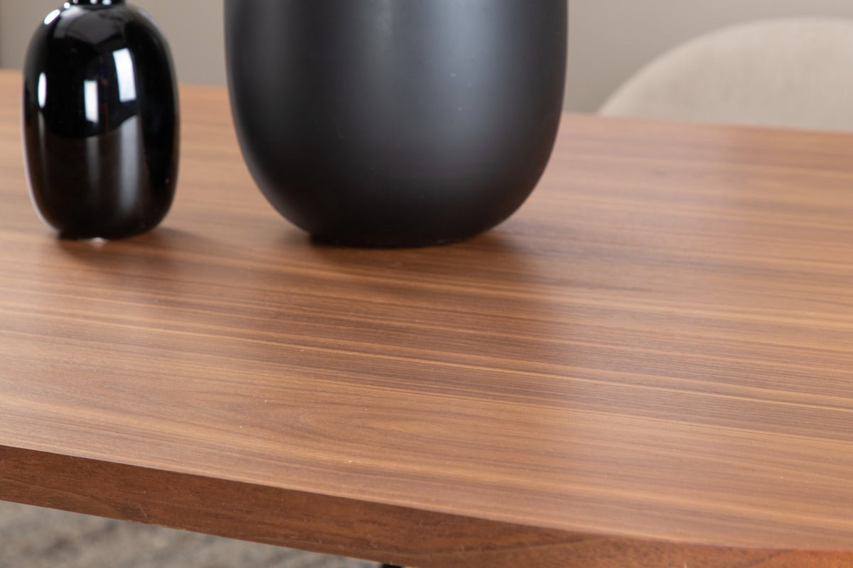 Esstisch Moani - mit robusten Gestell im gerippten Design