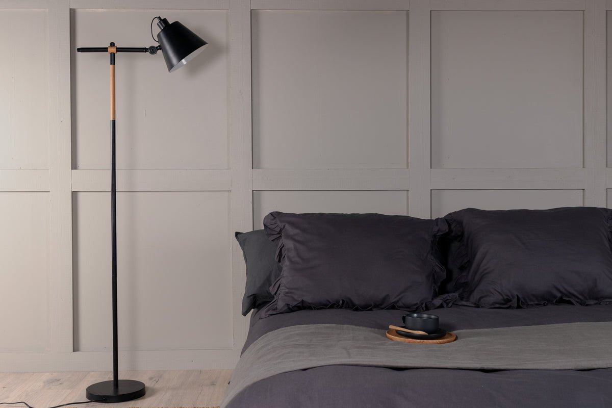 Stehlampe „Grimming“ – ruhige schwarze Klarheit mit Holzdetails