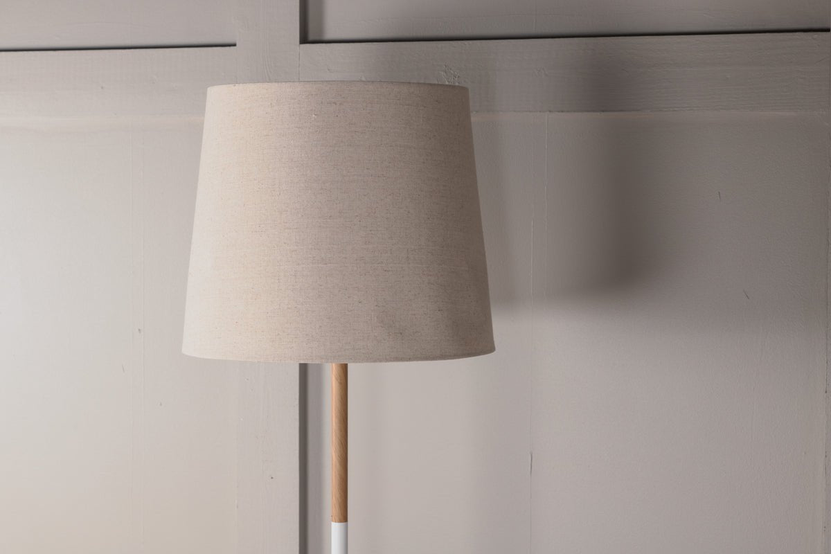 Stehlampe „Lienz“ – Sanftes Beige mit Reliefoberfläche