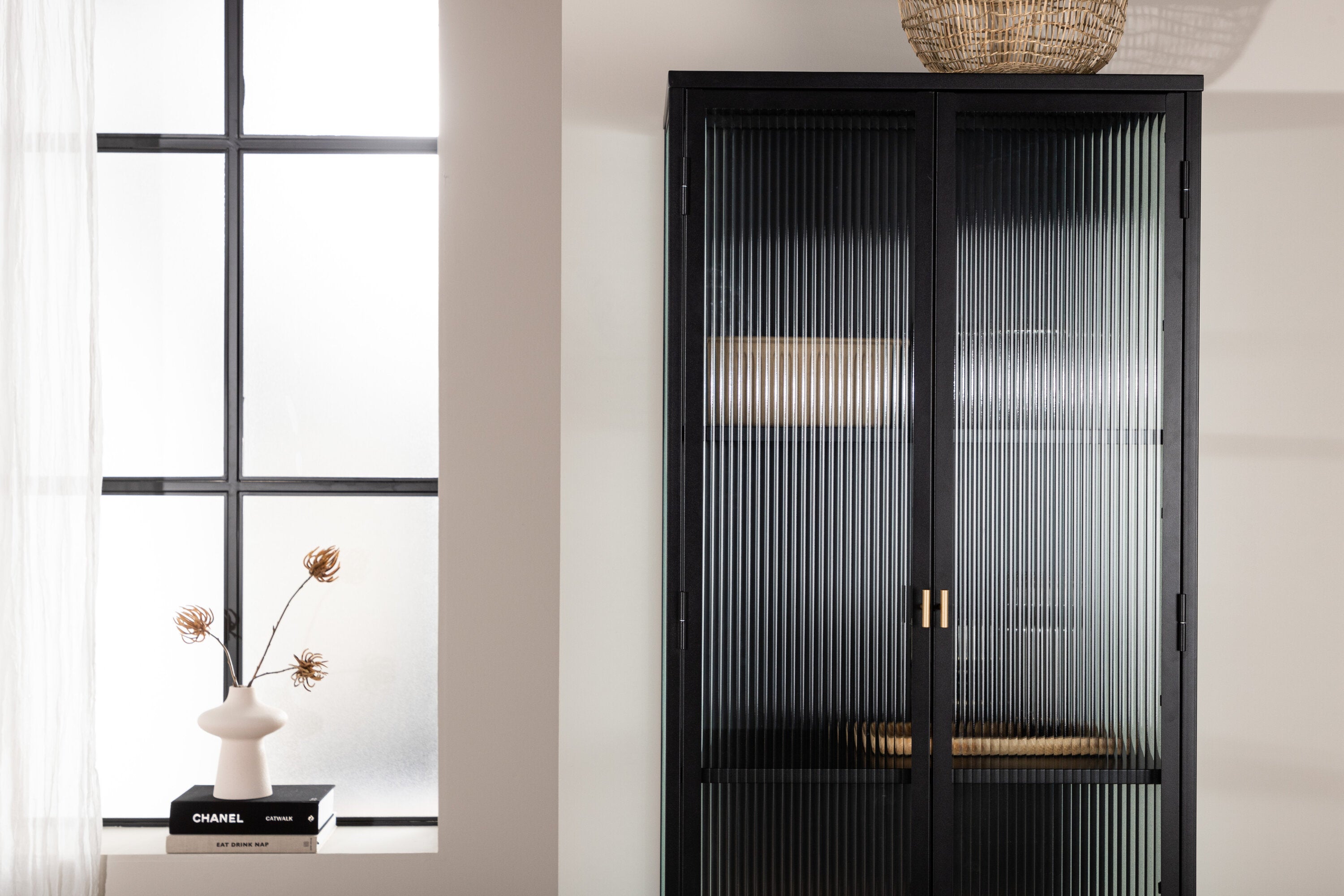Vitrine Leonie - in Schwarz mit Wellenglas-Optik