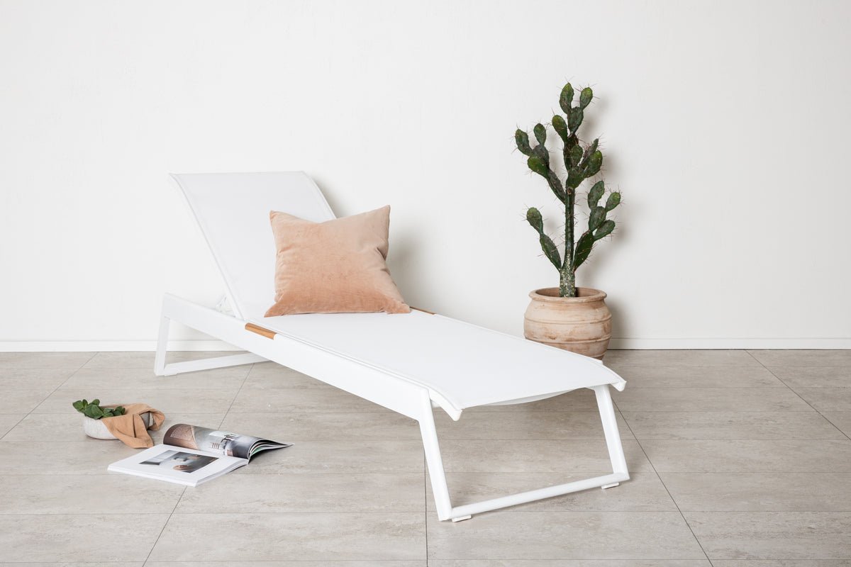 2er Set Sonnenliege Novira - Weiß mit Teakholz-Details