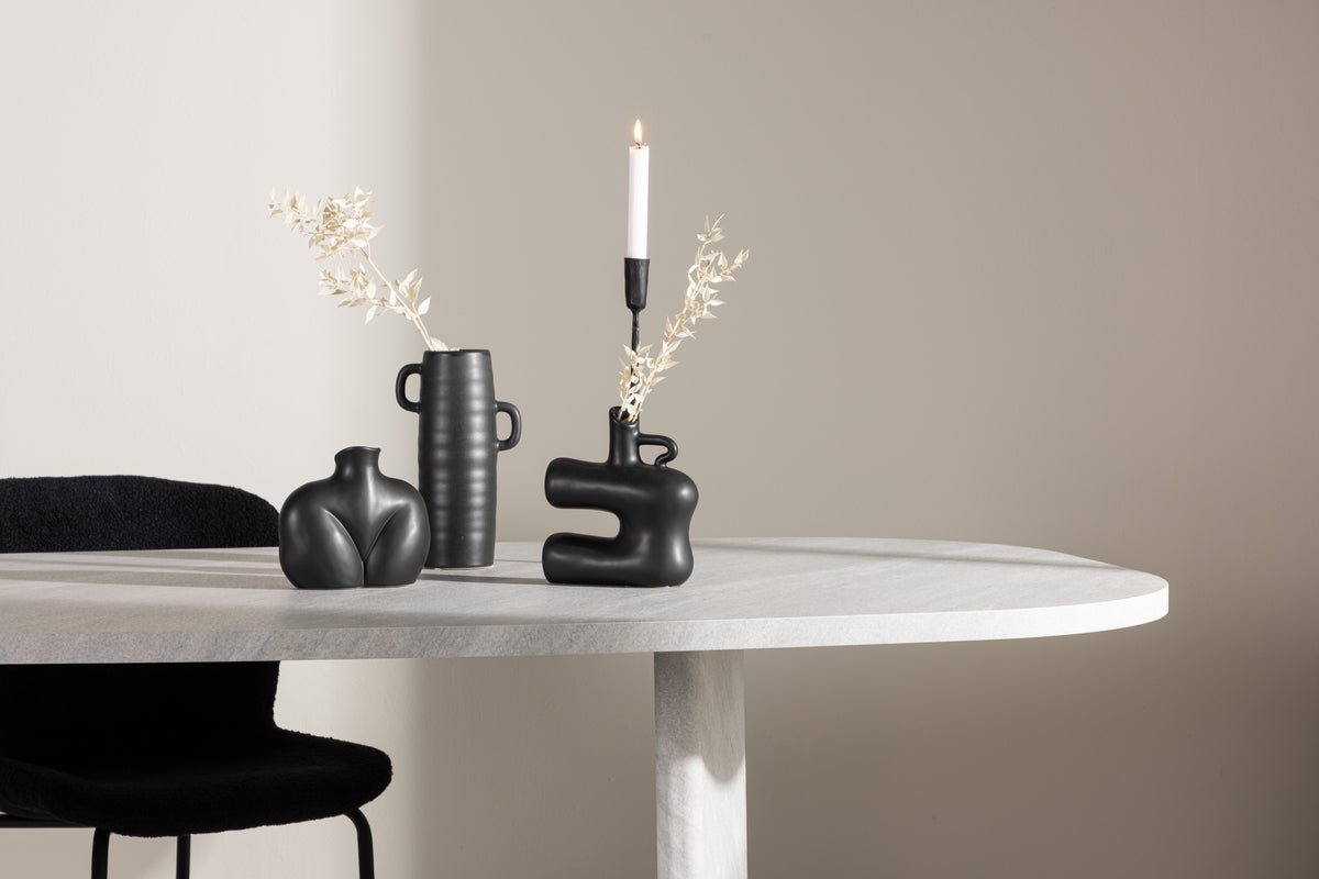 Esstisch Oaky - ein eleganter Tisch in ovaler Form