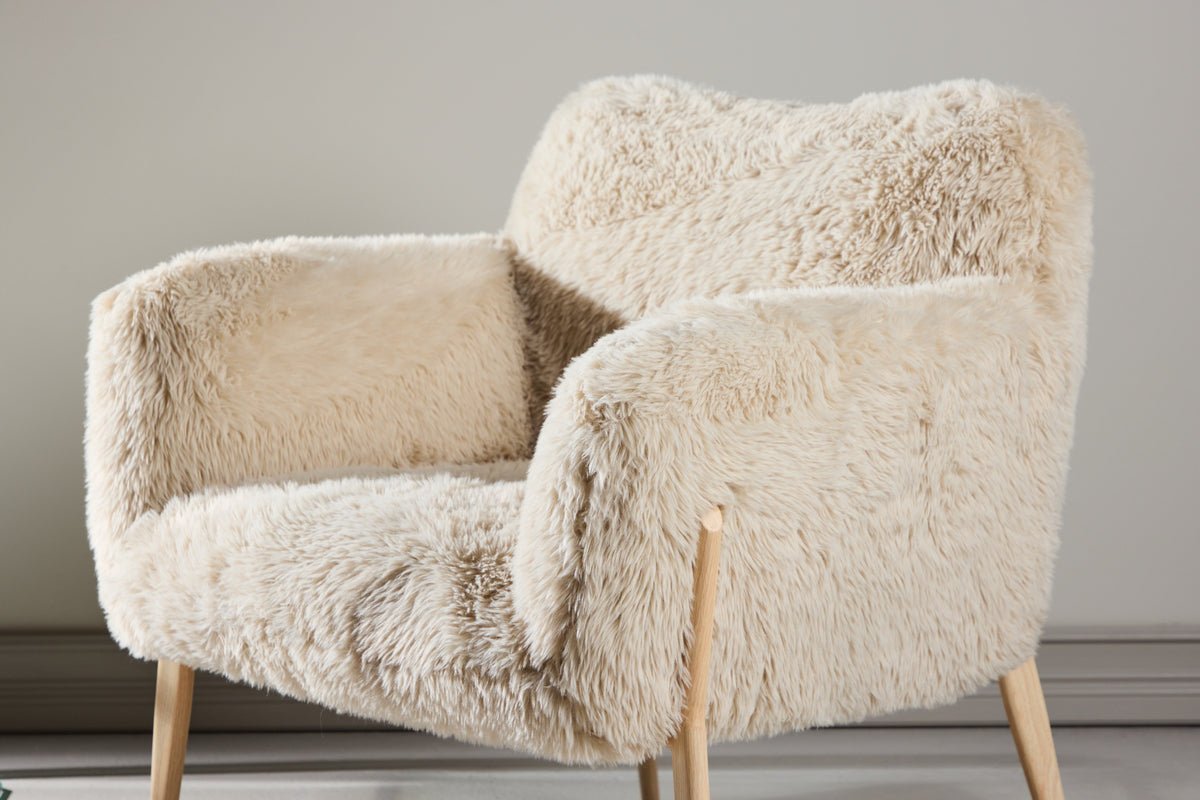 Sessel Zara - mit Holzoptik-Beinen und Kunstfell-Bezug