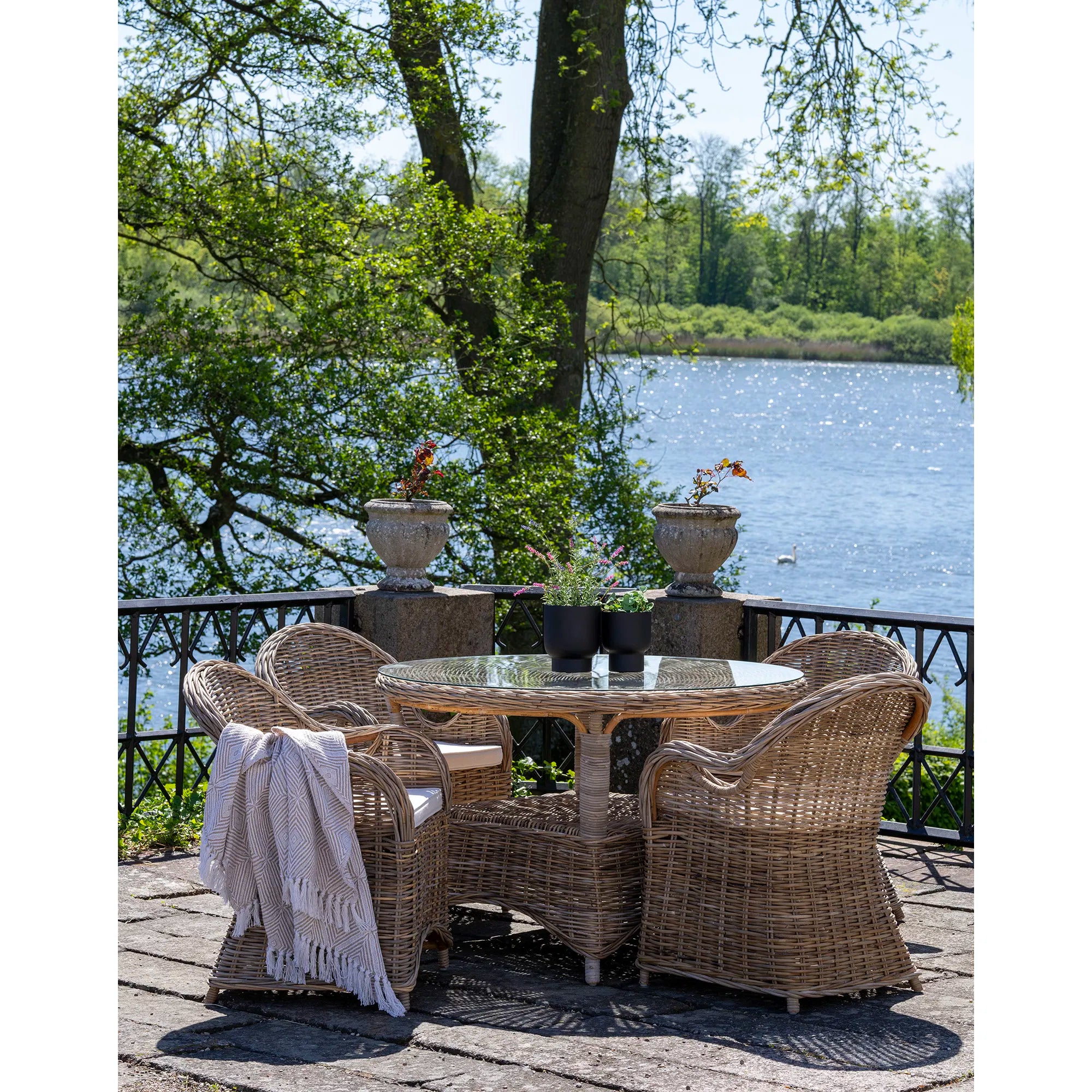 Garten Esstisch Larissa – Rattan, Stahl & Glas, Ø120 cm