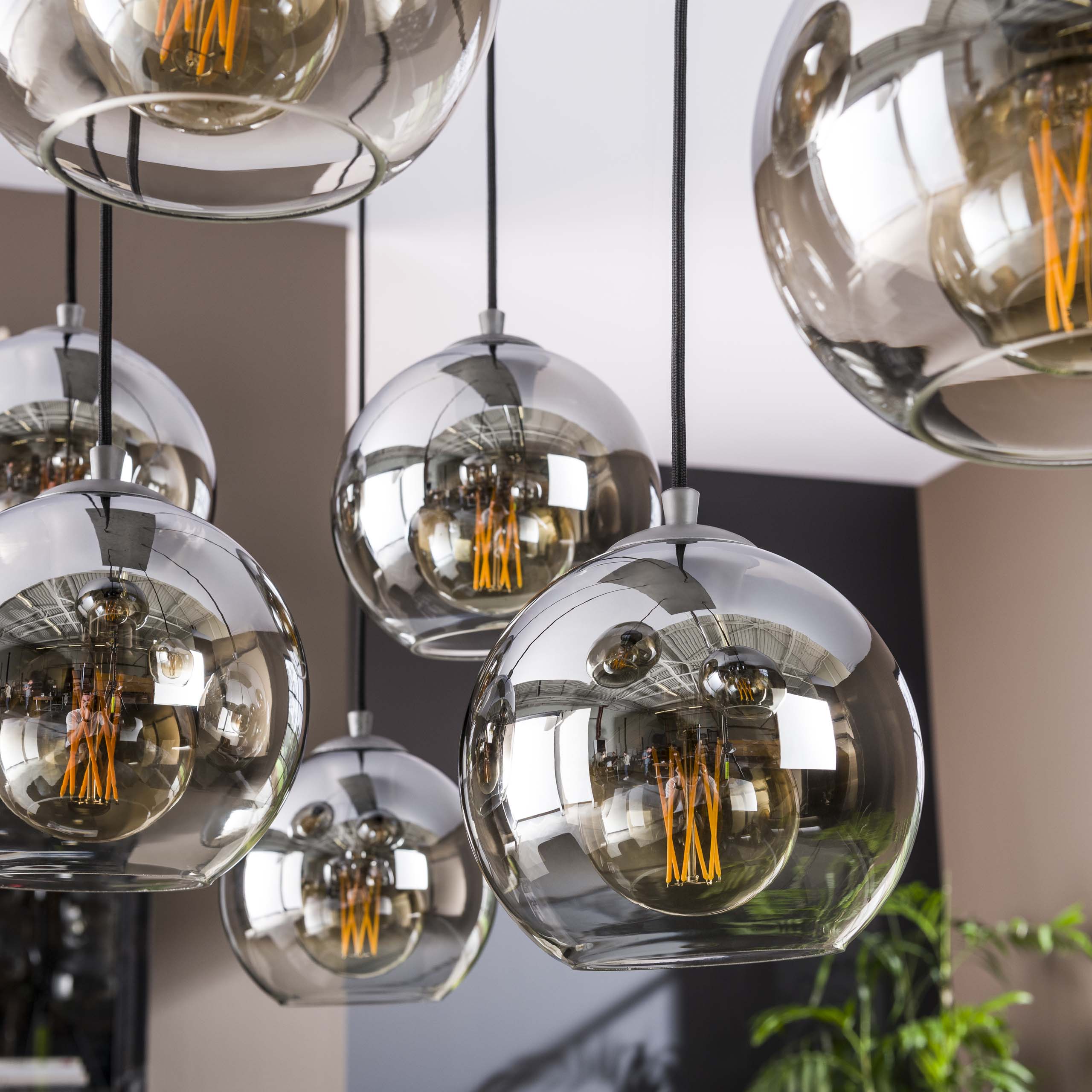 Pendelleuchte „Clarus“ – Rauchglas mit Farbverlauf und Metallarmatur