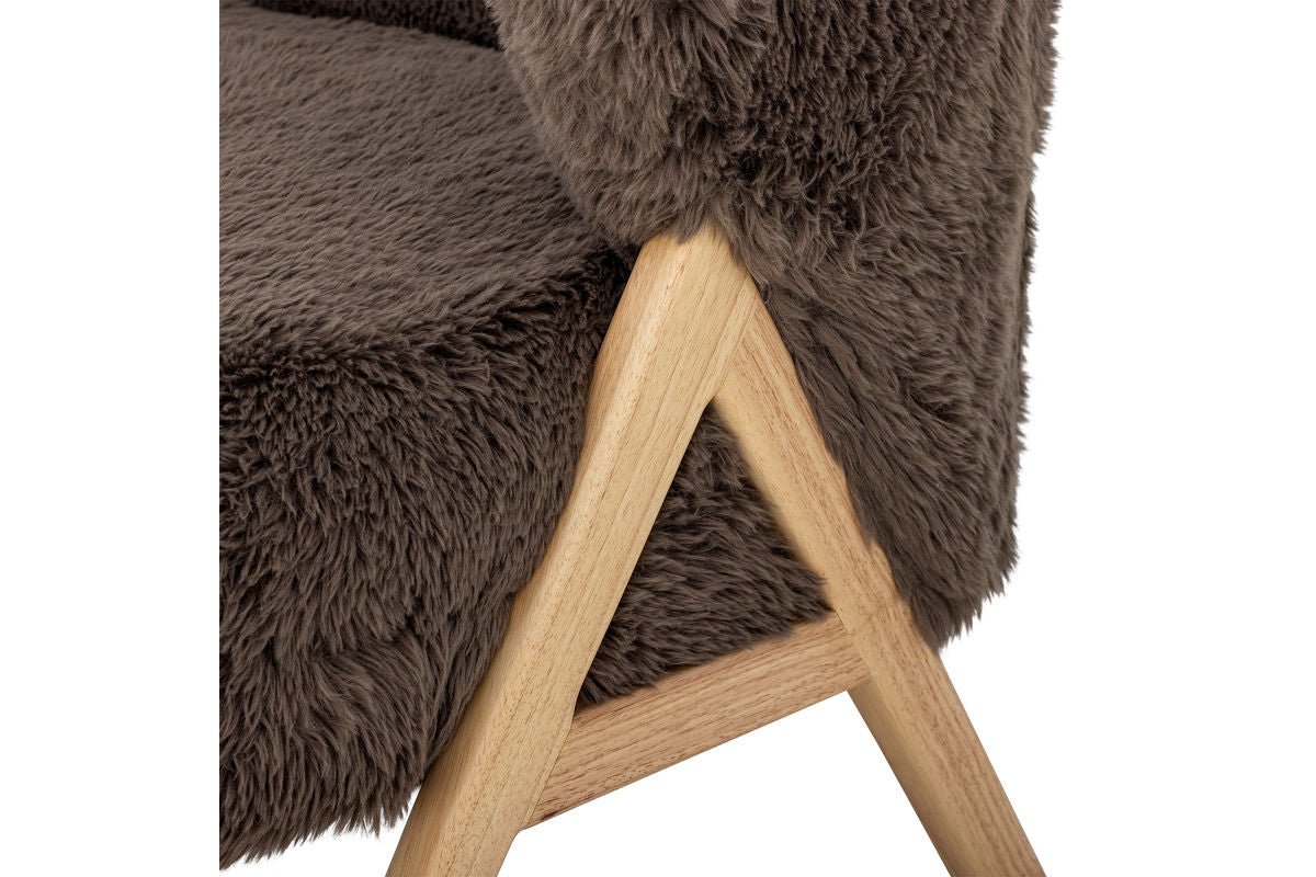 Loungesessel Ang – Kunstfell & FSC®-Holz in warmem Braunton