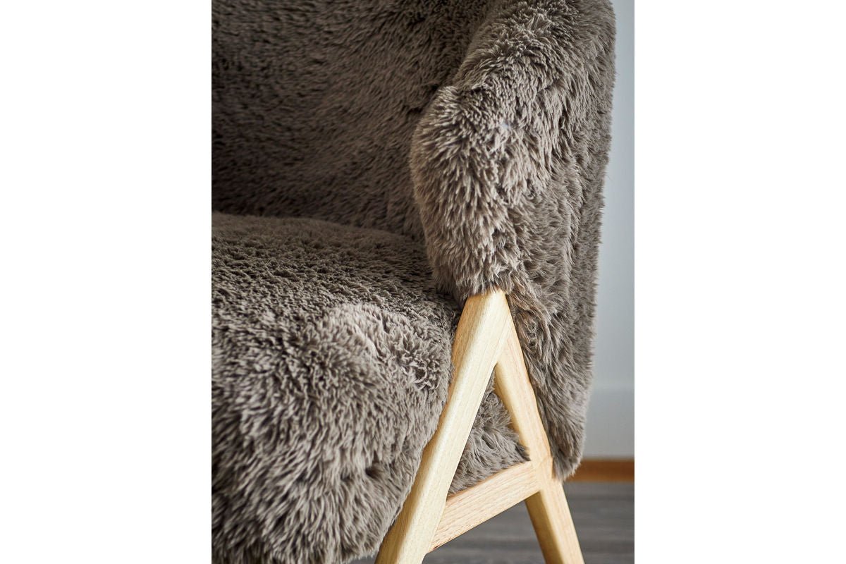 Loungesessel Ang – Kunstfell & FSC®-Holz in warmem Braunton