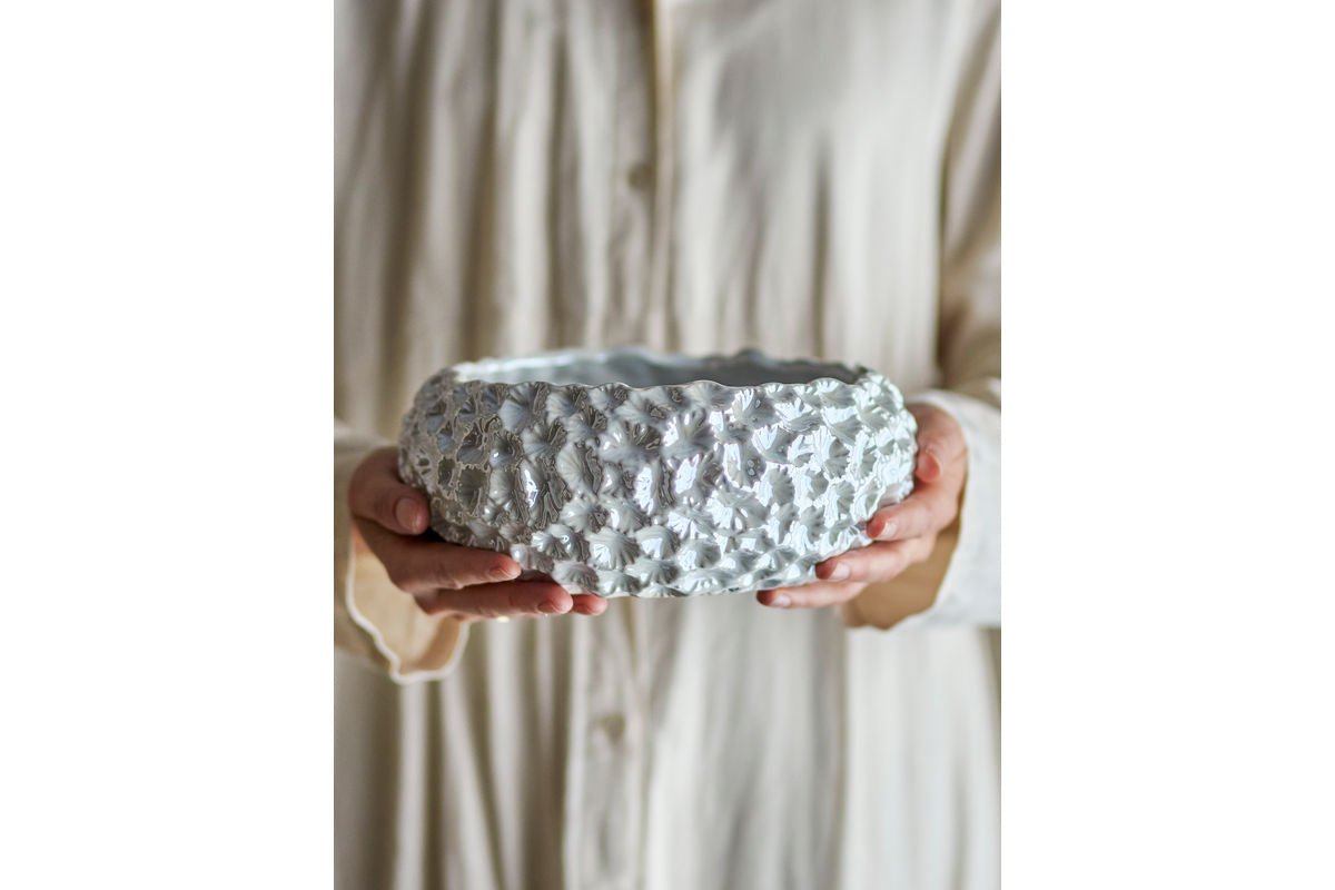 Schale Noemi – Steingutschale in Weiß mit skulpturalem Muschelrand