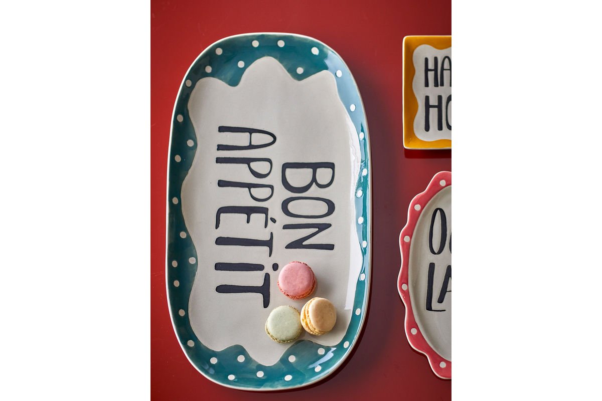 Servierplatte Sola – handbemalte Steingutplatte mit „Bon Appétit“-Detail