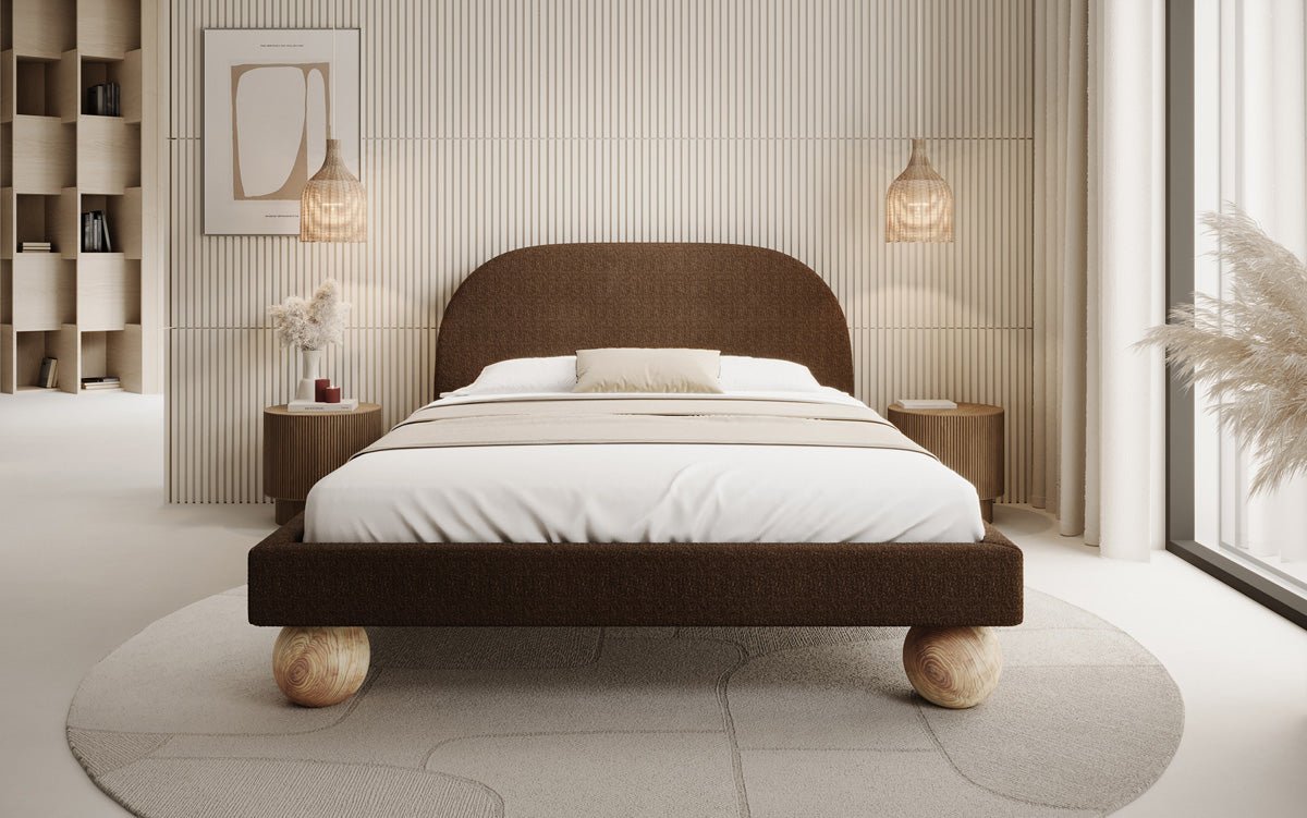 Lit design Milo en Bouclé avec pieds en bois ronds