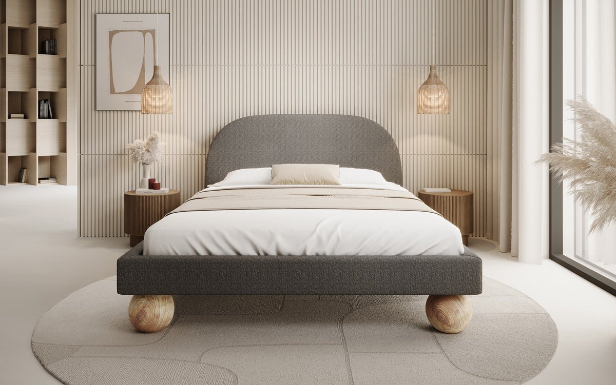 Lit design Milo en Bouclé avec pieds en bois ronds