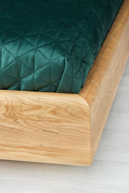 Designer Holzbett Valent aus massiver Eiche mit Stauraum