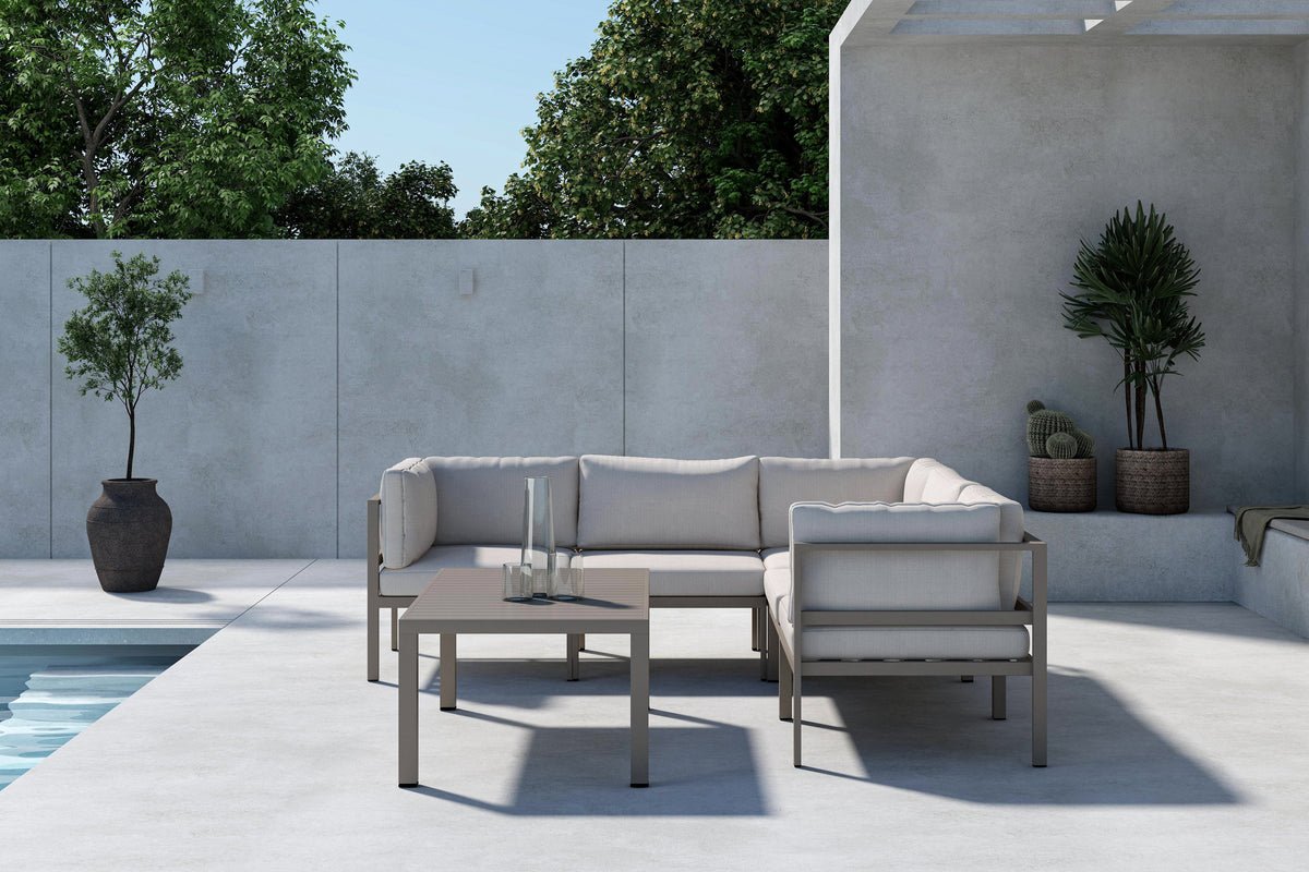 Garten Loungeset Elvira – Ecksofa mit Couchtisch und beigen Kissen