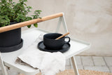 Gartentisch Moyo - ein Beistelltisch mit quadratischer Tischplatte und einem Griff aus Teakholz