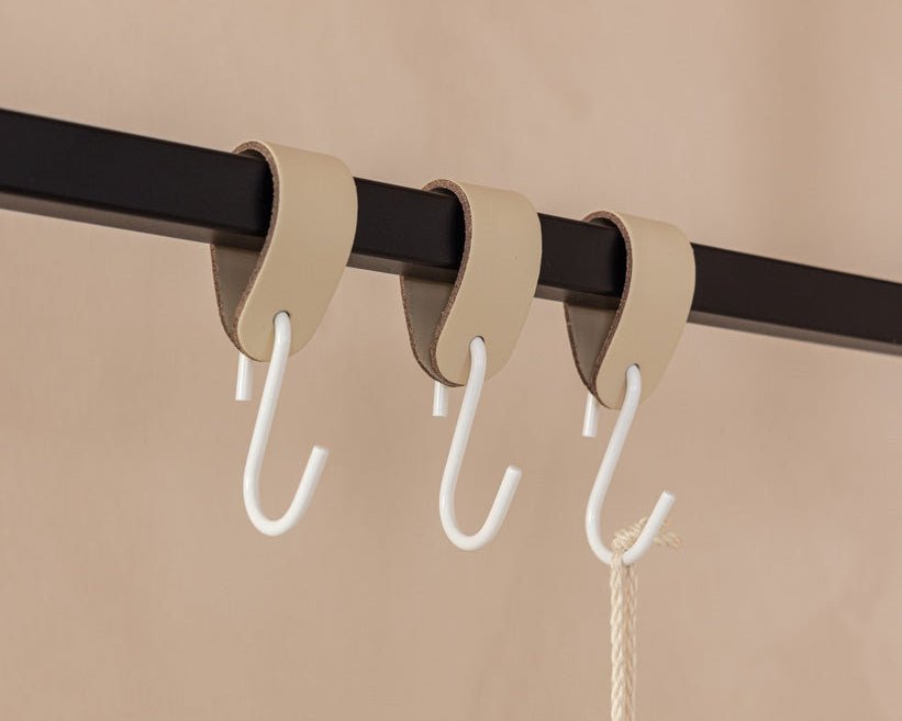 Leder Kleiderhaken Arcoro aus Stahl & Echtleder