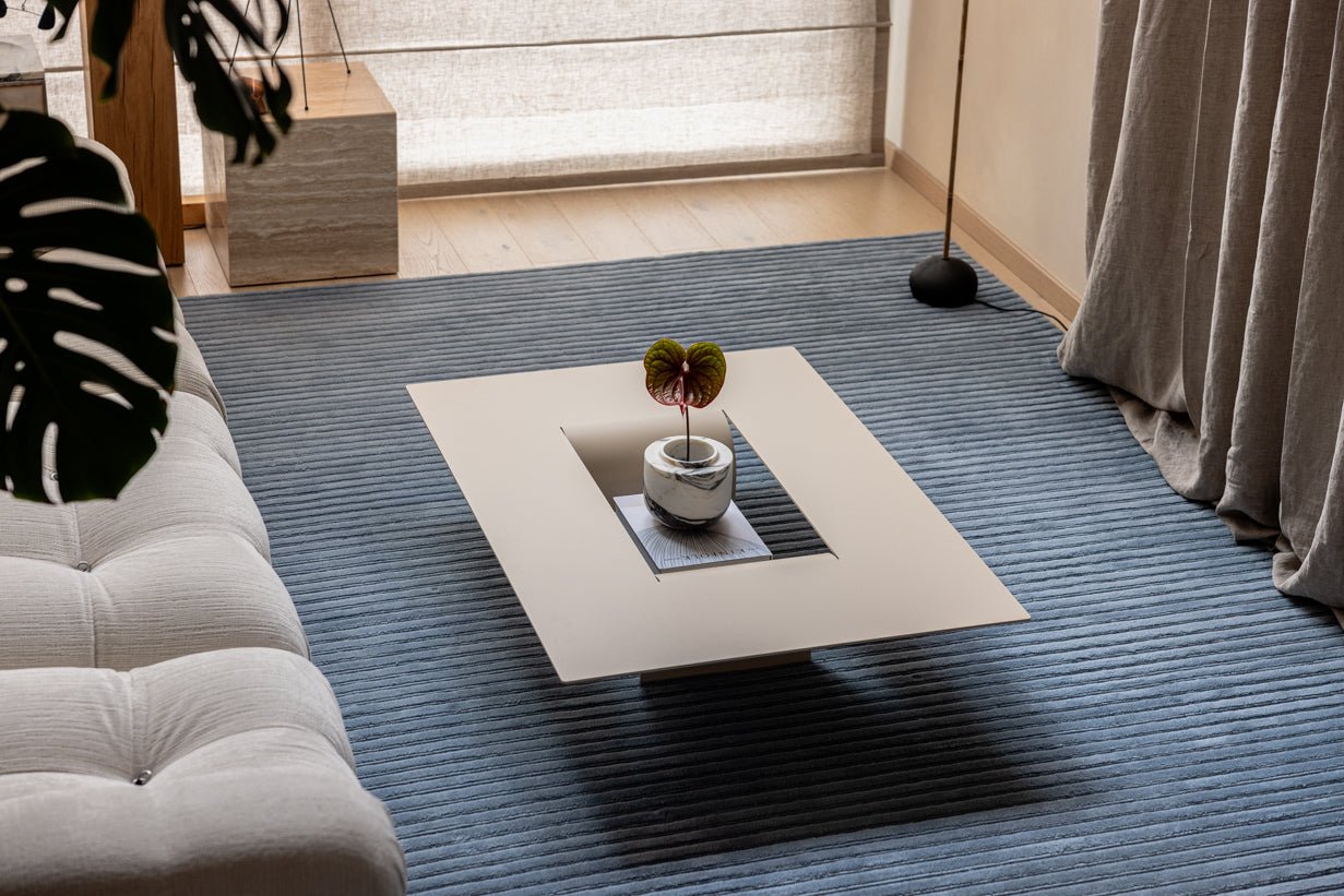 Couchtisch Cut – Minimalistisches Stahl-Design mit kreativer Öffnung