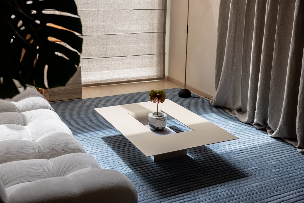 Couchtisch Cut – Minimalistisches Stahl-Design mit kreativer Öffnung