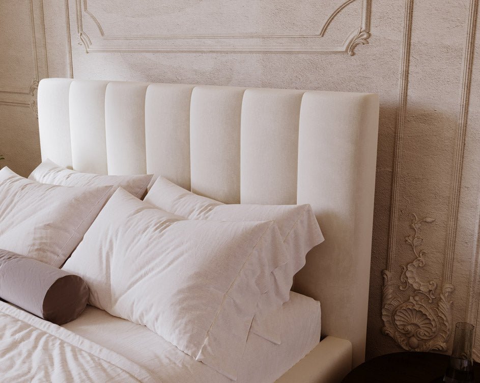 Lit capitonné designer Lunera en Velours avec espace de rangement