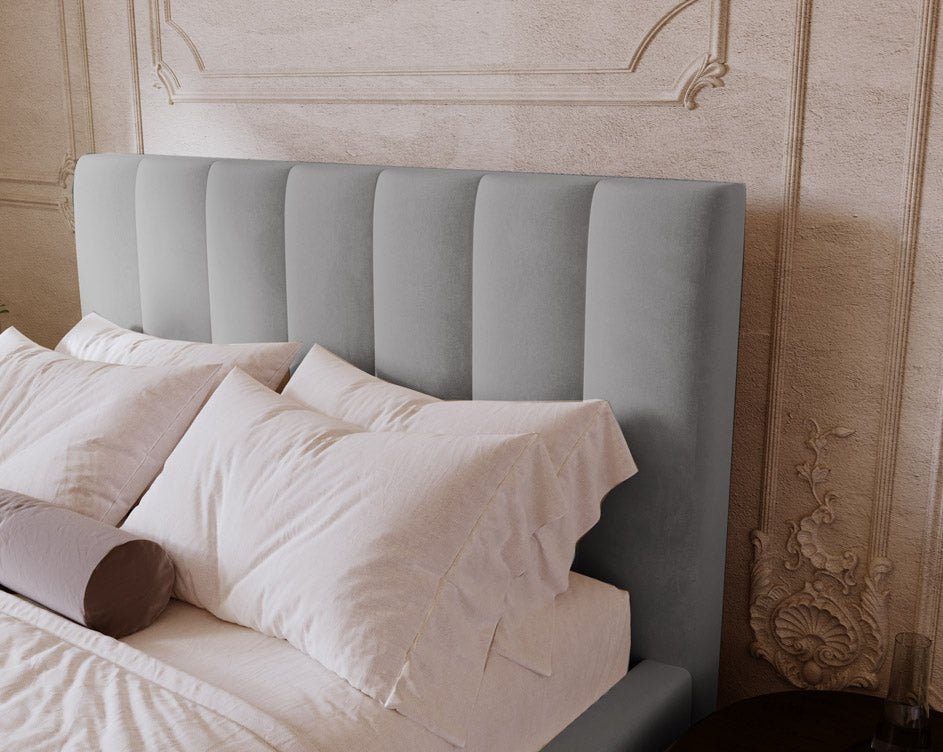 Lit capitonné designer Lunera en Velours avec espace de rangement