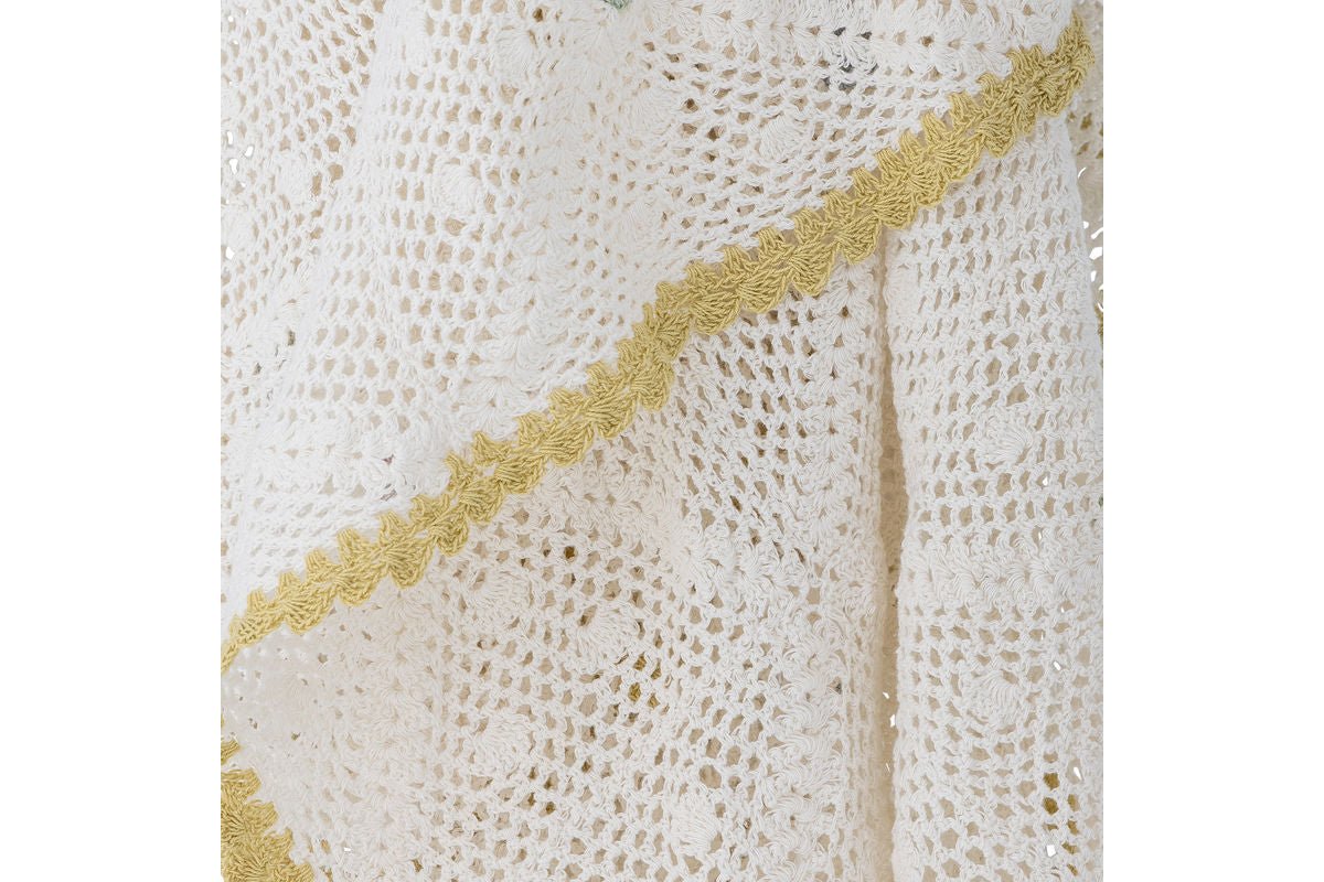 Tagesdecke Ara – Handgehäkeltes Design in Naturton