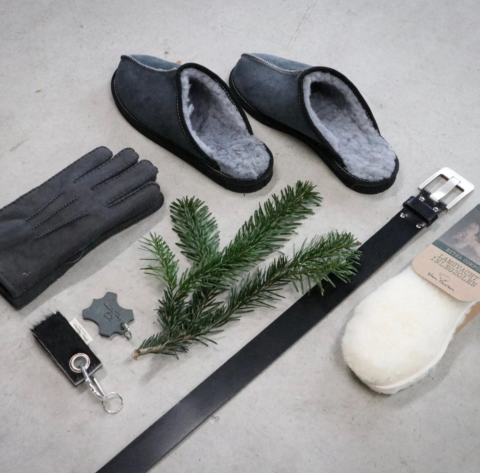 Lammfell Herren Hausschuhe Ardell – echtes Lammfell in Grau