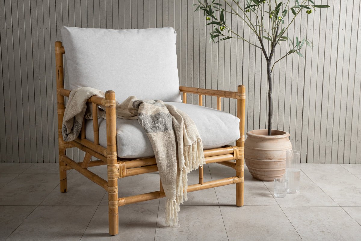 Fauteuil Bamboo - van bamboe en rotan met lichtgrijs kussen
