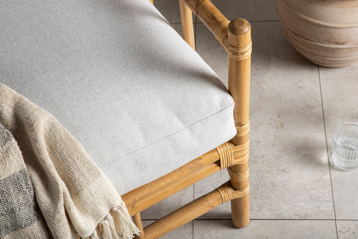 Fauteuil Bamboo - en bambou et rotin avec coussin gris clair