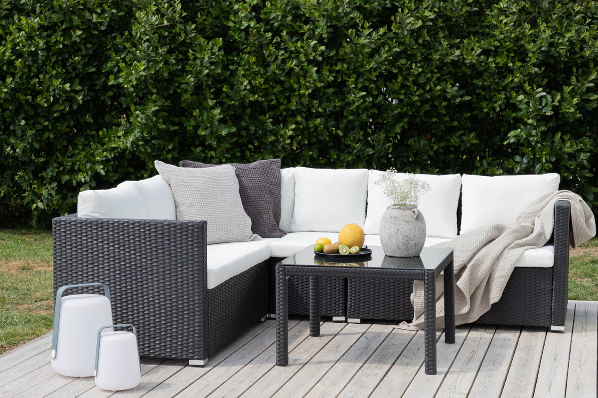 Tuin Loungeset Liana – met zwart vlechtwerk & witte kussens