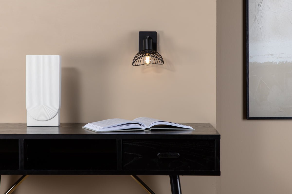 Wandleuchte „Holger" – Abgerundeter, schwarzer Stahlschirm mit eleganter Wandhalterung