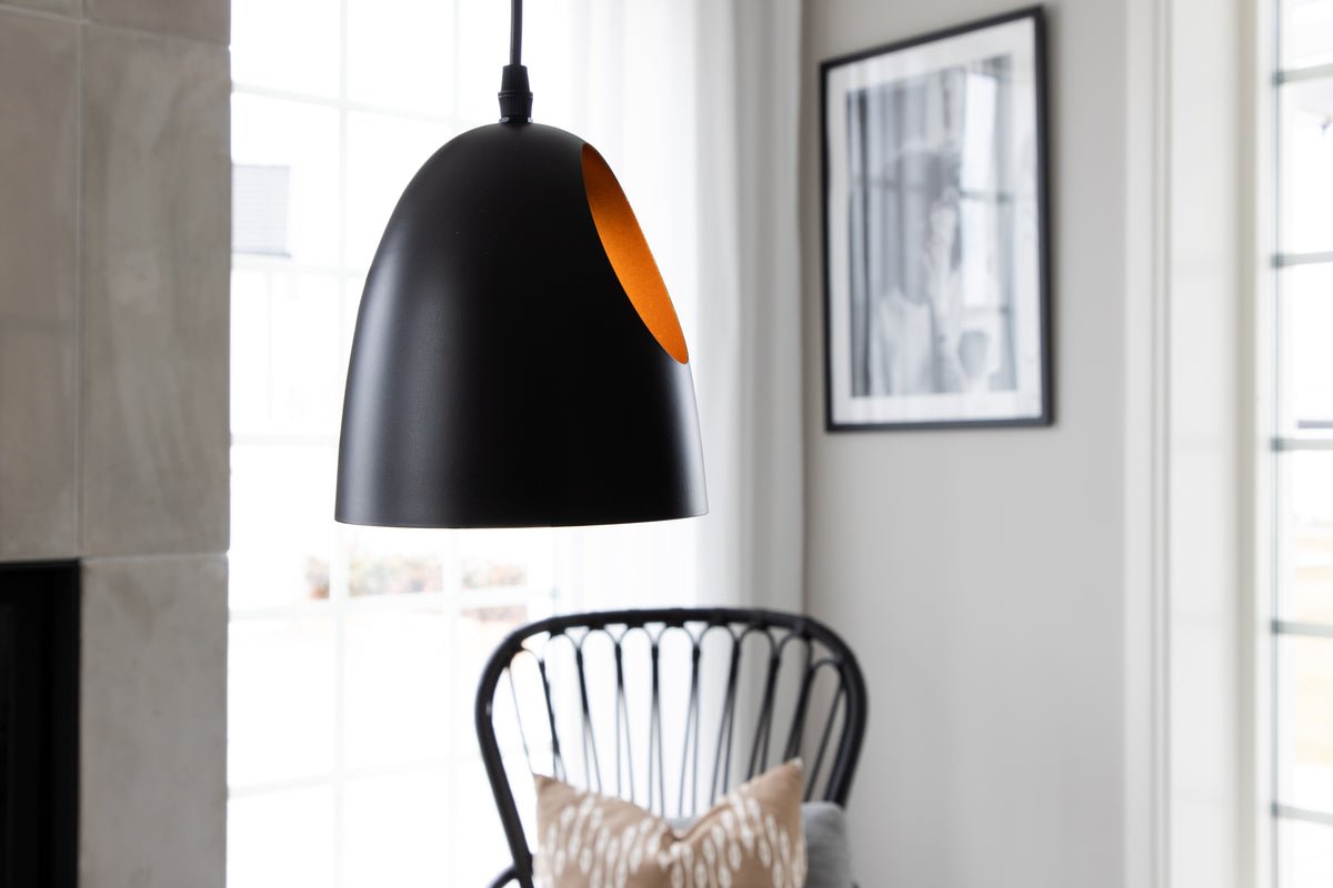 Suspension « Black Beauty » – Avec un design intérieur élégant couleur cuivre