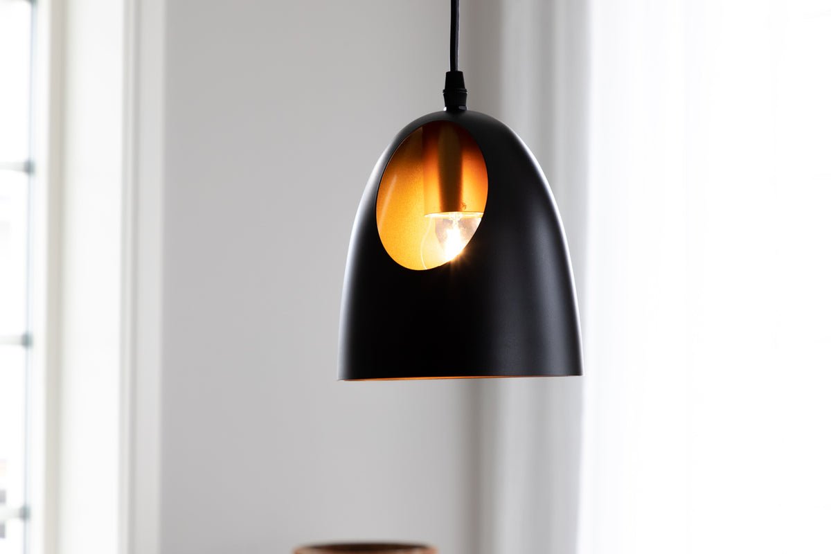 Suspension « Black Beauty » – Avec un design intérieur élégant couleur cuivre