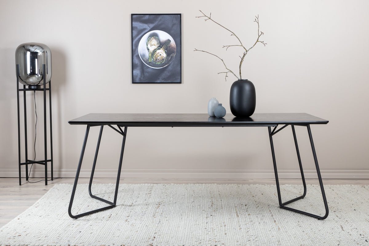 Table à manger Tanoa - un design inspiré scandinave avec des pieds légèrement évasés