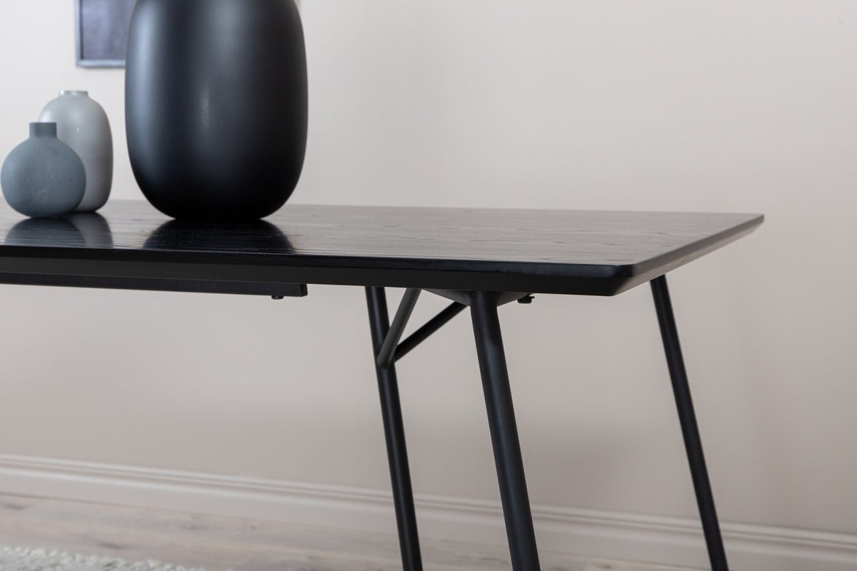 Table à manger Tanoa - un design inspiré scandinave avec des pieds légèrement évasés