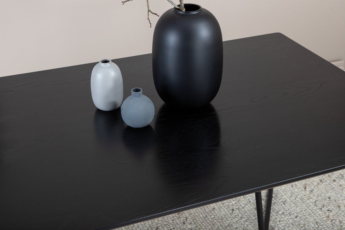 Table à manger Tanoa - un design inspiré scandinave avec des pieds légèrement évasés