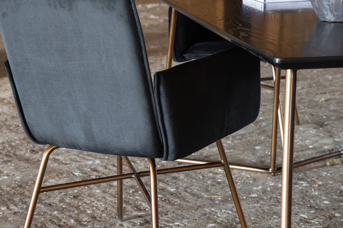 Table à manger Tanoa - un design inspiré scandinave avec des pieds légèrement évasés