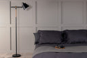 Lampadaire Grimming – sobriété noire apaisante avec détails en bois