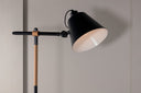 Lampadaire Grimming – sobriété noire apaisante avec détails en bois