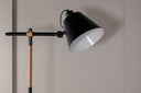 Lampadaire Grimming – sobriété noire apaisante avec détails en bois