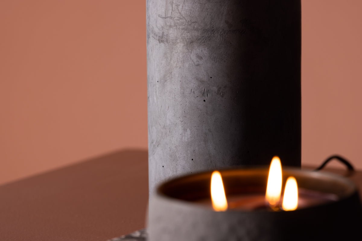 Tafellamp „Siv“ – betonnen voet & zwarte stoffen kap