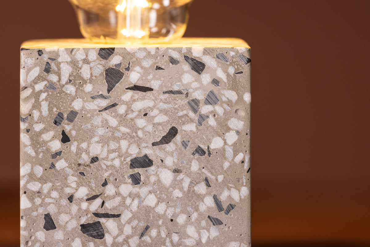Tischlampe „Ricardo“ – Nordisches Design mit Terrazzo-Sockel in Würfelform