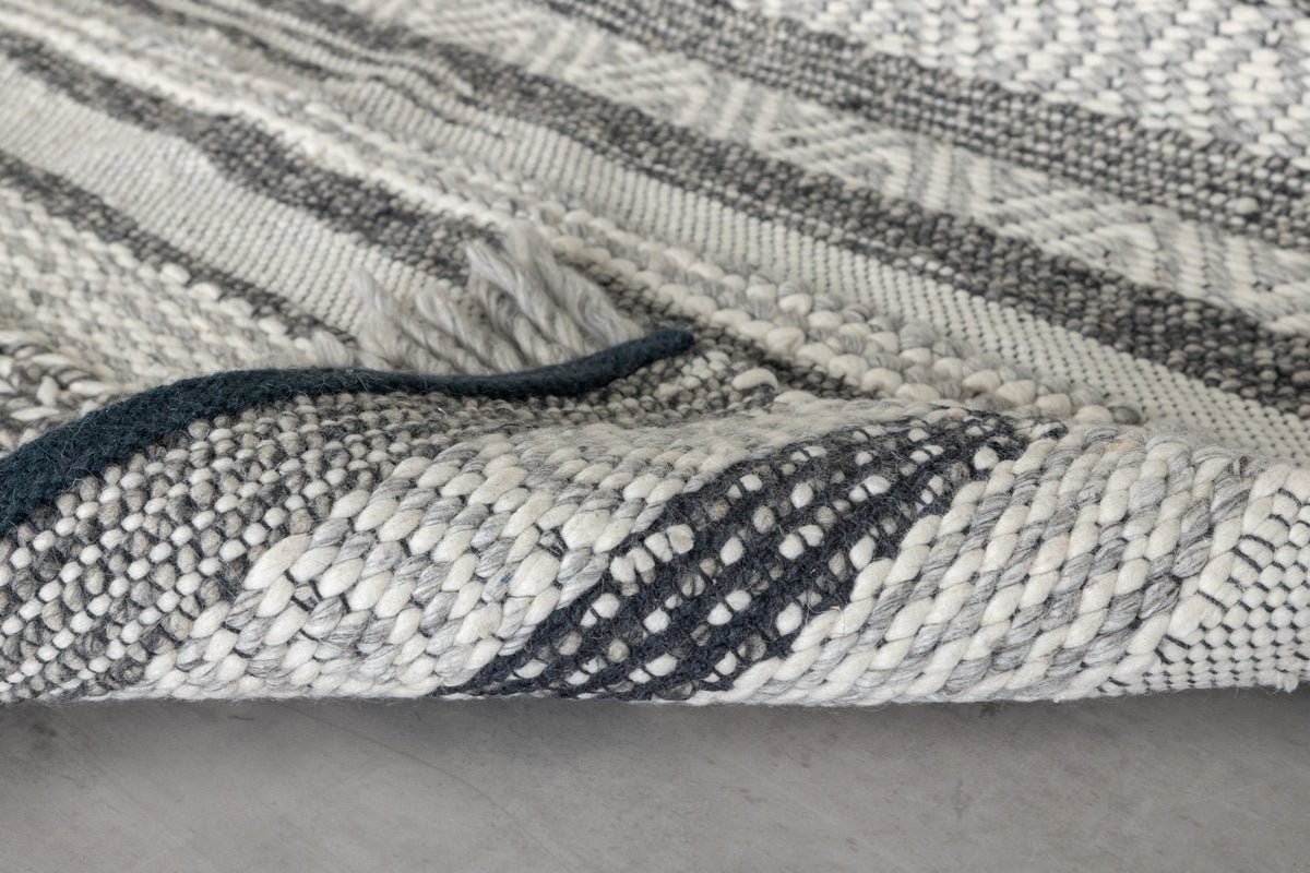 Vloerkleed Erald – vlakgeweven met lineair patroon van wol