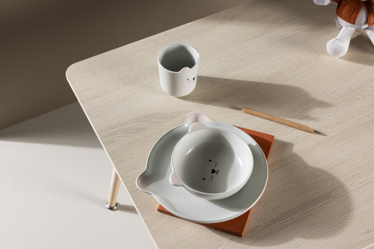 Table enfant Lumo – Naturelle. Simple. Adaptée aux enfants.