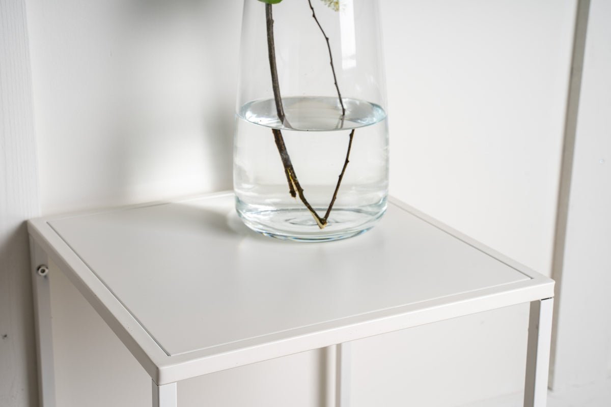 Bijzettafel Konsti – in twee maten in Wit & Zwart