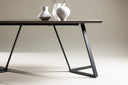 Eettafel Waka - de decoratieve metalen poten zetten een stijlvolle accent