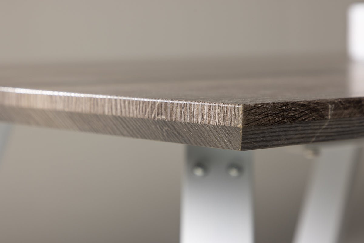 Eettafel Waka - de decoratieve metalen poten zetten een stijlvolle accent