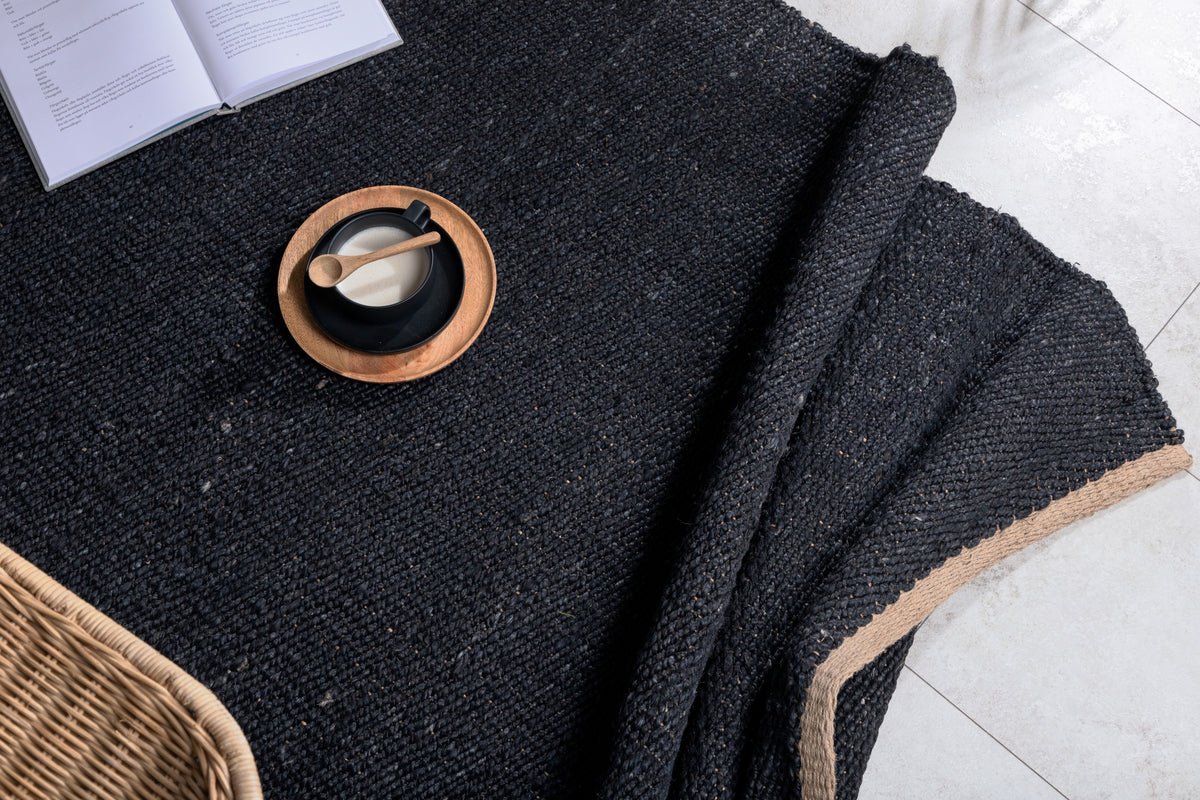 Vloerkleed Malik – handgeweven in Zwart van jute