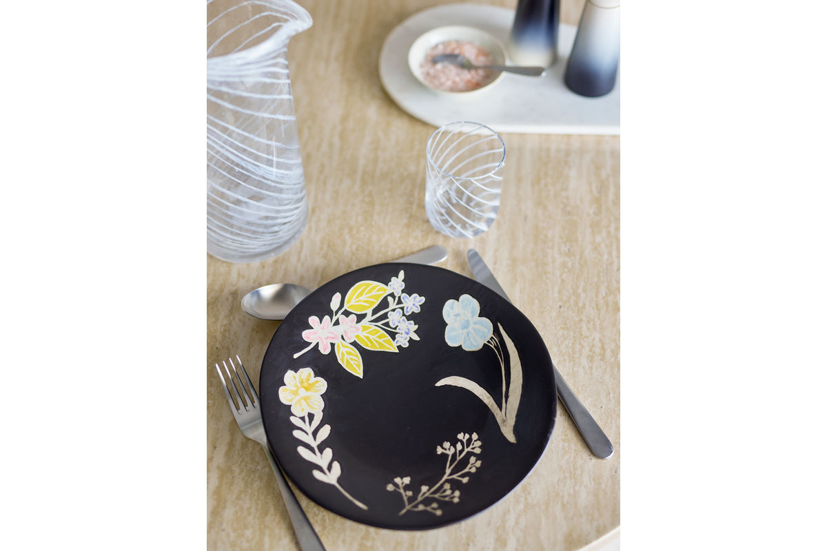 Plateau de service Coco – Motif floral embossé avec glaçure mate