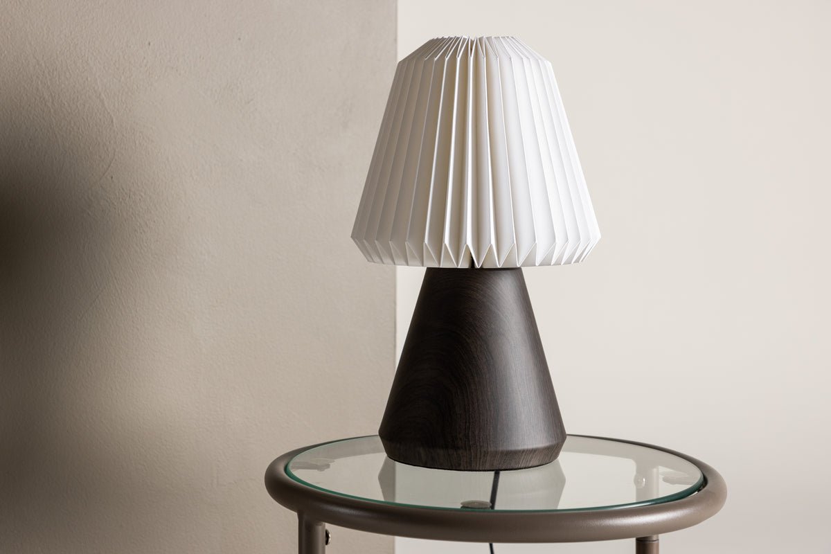 Tafellamp „Nordlys“ – Opvouwbare kap & kegelvormige houten voet in walnoot of Zwart