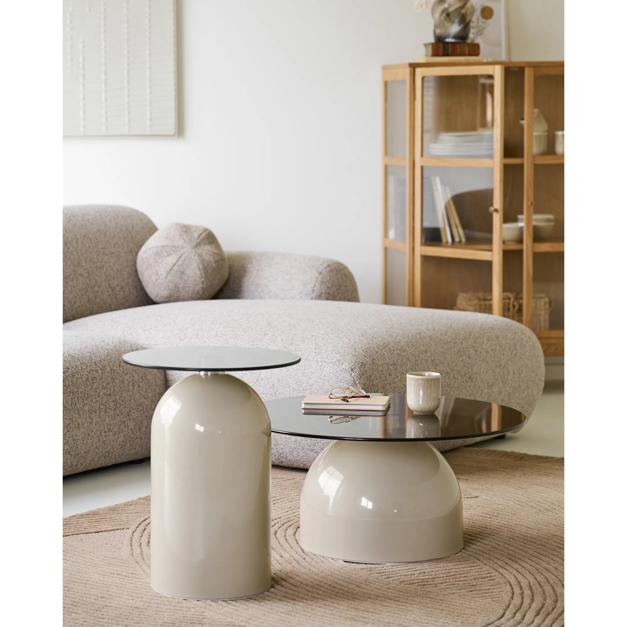 Salontafel Solvaira – met ronde glazen plaat en sculpturale metalen voet